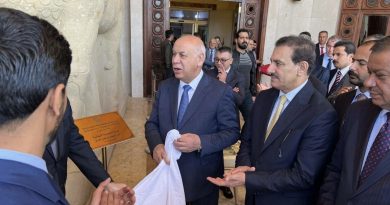وزير الثقافة يُسدل الستار عن تمثال الثور المجنح لاماسو في متحف البصرة