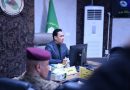 الدخيل يعقد مؤتمرا أمنيا بمقر قيادة عمليات غرب نينوى للاطلاع على خطط تأمين الحدود العراقية–السورية الدخيل يعقد مؤتمرا أمنيا بمقر قيادة عمليات غرب نينوى للاطلاع على خطط تأمين الحدود العراقية–السورية