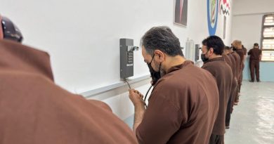 لتعزيز تواصل النزلاء بذويهم .. وزارة العدل نصب كابينات اتصال حديثة للنزلاء في سجن العدالة/2 بالتعاون مع وزارة الاتصالات