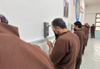 لتعزيز تواصل النزلاء بذويهم .. وزارة العدل نصب كابينات اتصال حديثة للنزلاء في سجن العدالة/2 بالتعاون مع وزارة الاتصالات