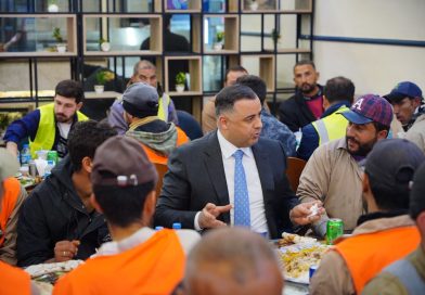 محافظ صلاح الدين، يشارك “عمال النظافة” مأدبة الإفطار تثميناً لدورهم في خدمة المحافظة