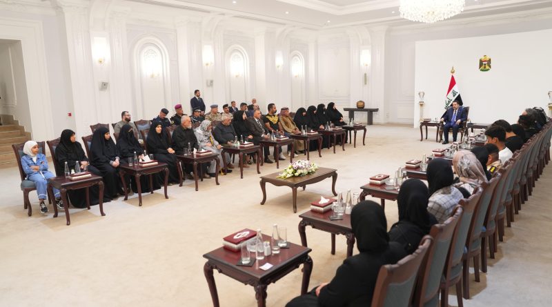 السوداني يؤكد التزام الحكومة برعاية عوائل الشهداء ويشدد على تكثيف الجهود لمتابعة أحوالهم وشؤونهم