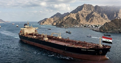 الولايات المتحدة تعيد ناقلة النفط المحملة بالنفط العراقي بعد عبورها المضيق بالتنسيق مع ايران الولايات المتحدة تعيد ناقلة النفط المحملة بالنفط العراقي بعد عبورها المضيق بالتنسيق مع ايران