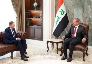 زيدان يستقبل الجنرال الأمريكي المتقاعد ديفيد بترايوس زيدان يستقبل الجنرال الأمريكي المتقاعد ديفيد بترايوس