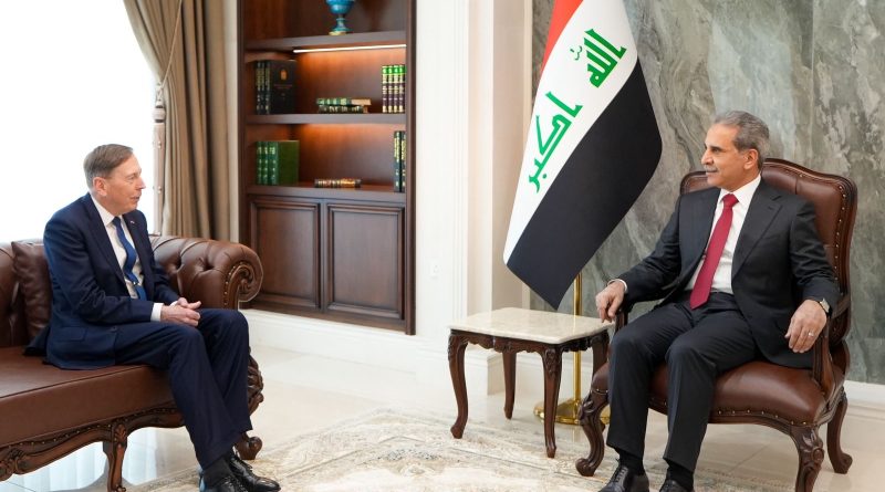 زيدان يستقبل الجنرال الأمريكي المتقاعد ديفيد بترايوس زيدان يستقبل الجنرال الأمريكي المتقاعد ديفيد بترايوس
