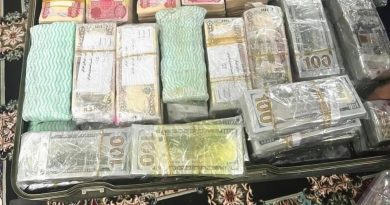 بالصور.. ضبط 9 مليارات دينار و(٧) سبائك ومخشلات ذهبية في منزل وكيل وزير الكهرباء لشؤون النقل والتوزيع بالصور.. ضبط 9 مليارات دينار و(٧) سبائك ومخشلات ذهبية في منزل وكيل وزير الكهرباء لشؤون النقل والتوزيع