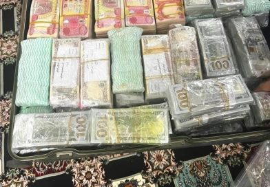 بالصور.. ضبط 9 مليارات دينار و(٧) سبائك ومخشلات ذهبية في منزل وكيل وزير الكهرباء لشؤون النقل والتوزيع بالصور.. ضبط 9 مليارات دينار و(٧) سبائك ومخشلات ذهبية في منزل وكيل وزير الكهرباء لشؤون النقل والتوزيع